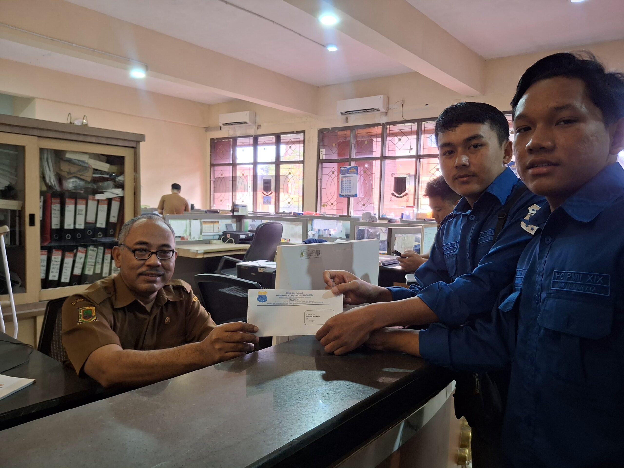 PMII Layangkan Surat Tuntutan ke Wali Kota Mojokerto dan DPRD, Soroti Pengelolaan Sampah yang Merugikan Rakyat